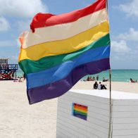 Presentan primer puesto de salvavidas de Miami Beach dedicado a los LGTBQ+