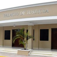 Mantienen prisión preventiva a empleado de un banco que realizó transacciones a favor de un usurpador de identidad