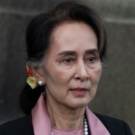 Foto de Aung San Suu Kyi quien fue llevada a prisión en Birmania