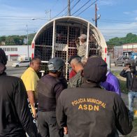 Detienen más de 100 haitianos ilegales que vendían en la vía publica