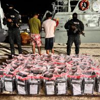 Decomisan 481 paquetes de presumible cocaína y arrestan 2 hombres en Barahona