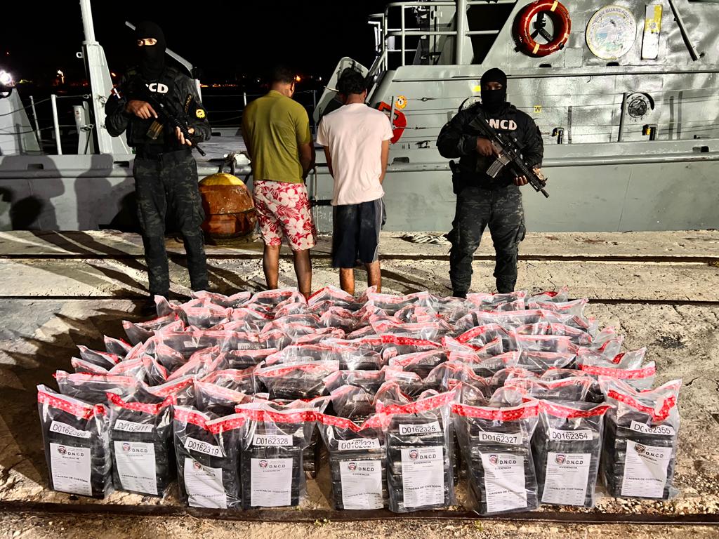 Decomisan 481 paquetes de presumible cocaína y arrestan 2 hombres en Barahona