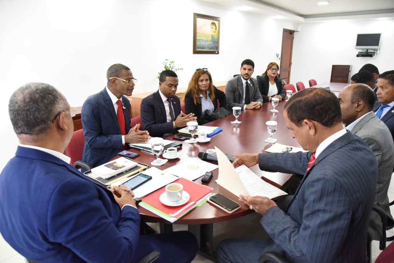 Diputados reciben delegación de la Asociación Dominicana de Alguaciles