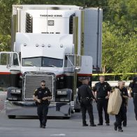 Texas establece más puntos de control de camiones tras muerte de 53 migrantes
