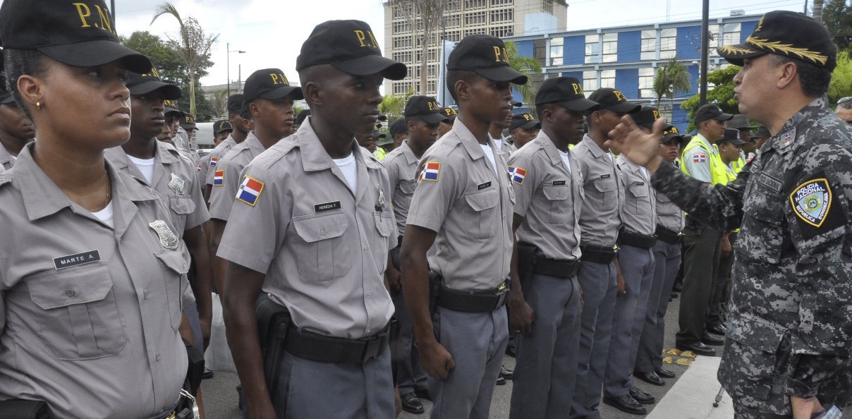 Director General de la Policía Nacional instruye a miembros a ir a misa y cultos