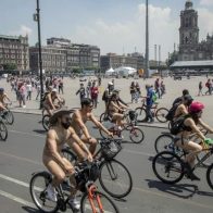 Cientos de ciclistas ruedan desnudos en Ciudad de México por seguridad vial