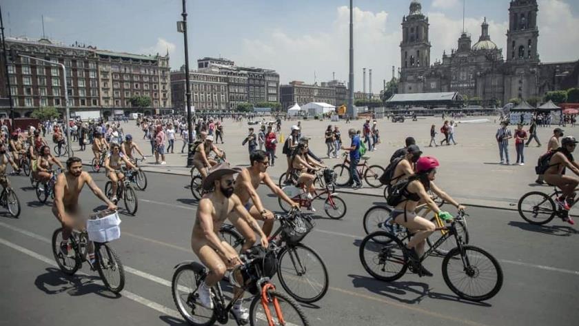 Cientos de ciclistas ruedan desnudos en Ciudad de México por seguridad vial