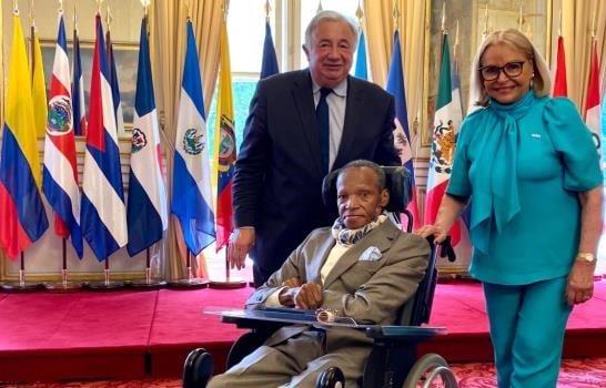 Vicente Pimentel, artista plástico dominicano, recibe medalla de reconocimiento en Francia