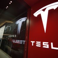 Tesla prepara una división de acciones de tres por cada una