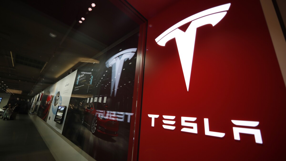 Tesla prepara una división de acciones de tres por cada una