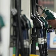 El precio de la gasolina en EEUU llega a 5 dólares por galón, lo nunca visto