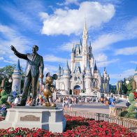 Arrestan a visitante de Disney con un arma de fuego y decenas de balas
