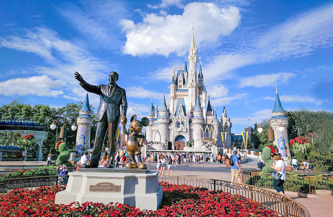 Arrestan a visitante de Disney con un arma de fuego y decenas de balas