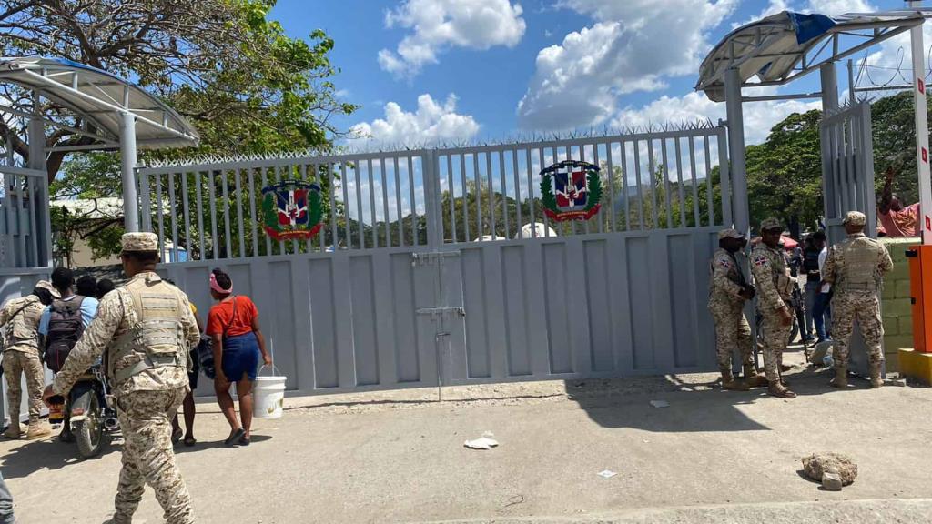 Tres haitianos resultan heridos al agredir a un agente fronterizo