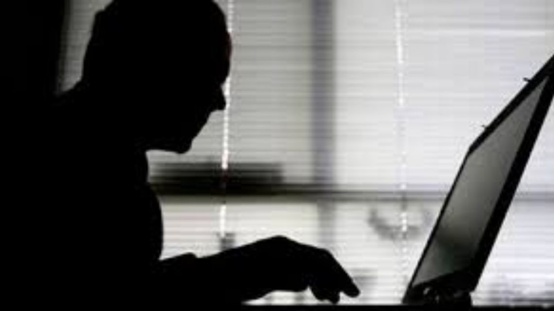 Detienen a joven de 21 años acusado de explotación sexual de menores