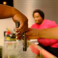 Miami apuesta por retirar armas de las calles y enviarlas a Ucrania