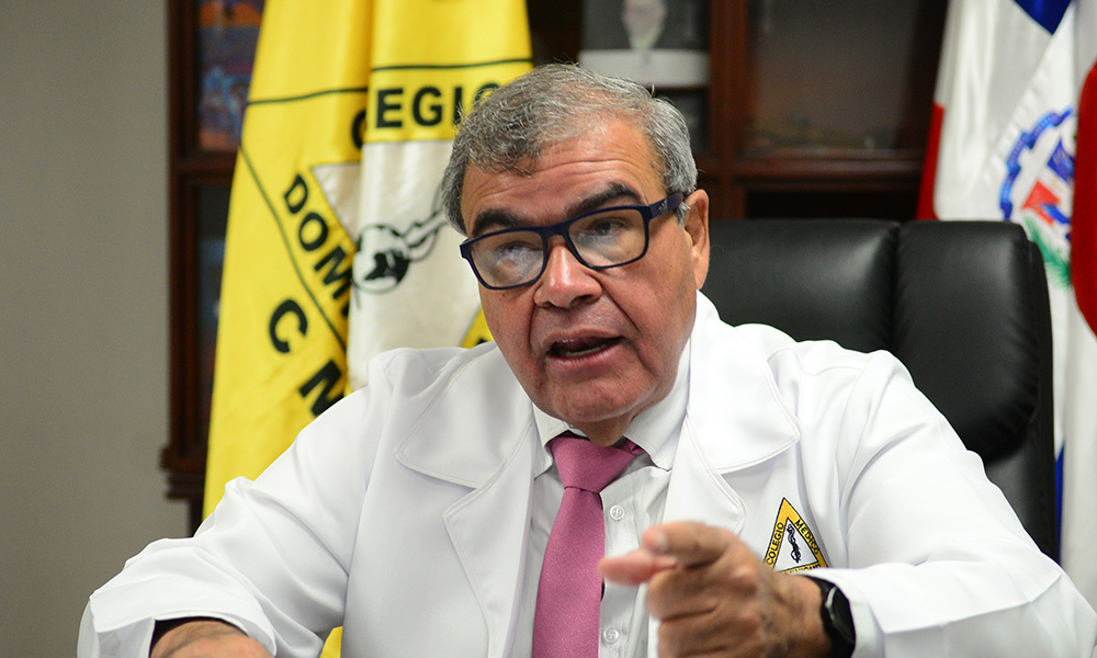 Colegio Médico y Gobierno acuerdan ampliar plan básico de salud
