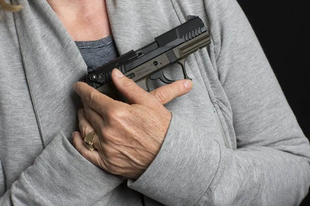 Nueva York se dispone a restringir armas en público tras fallo del Supremo