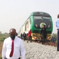 Liberan a 11 pasajeros de un tren secuestrado desde marzo en Nigeria