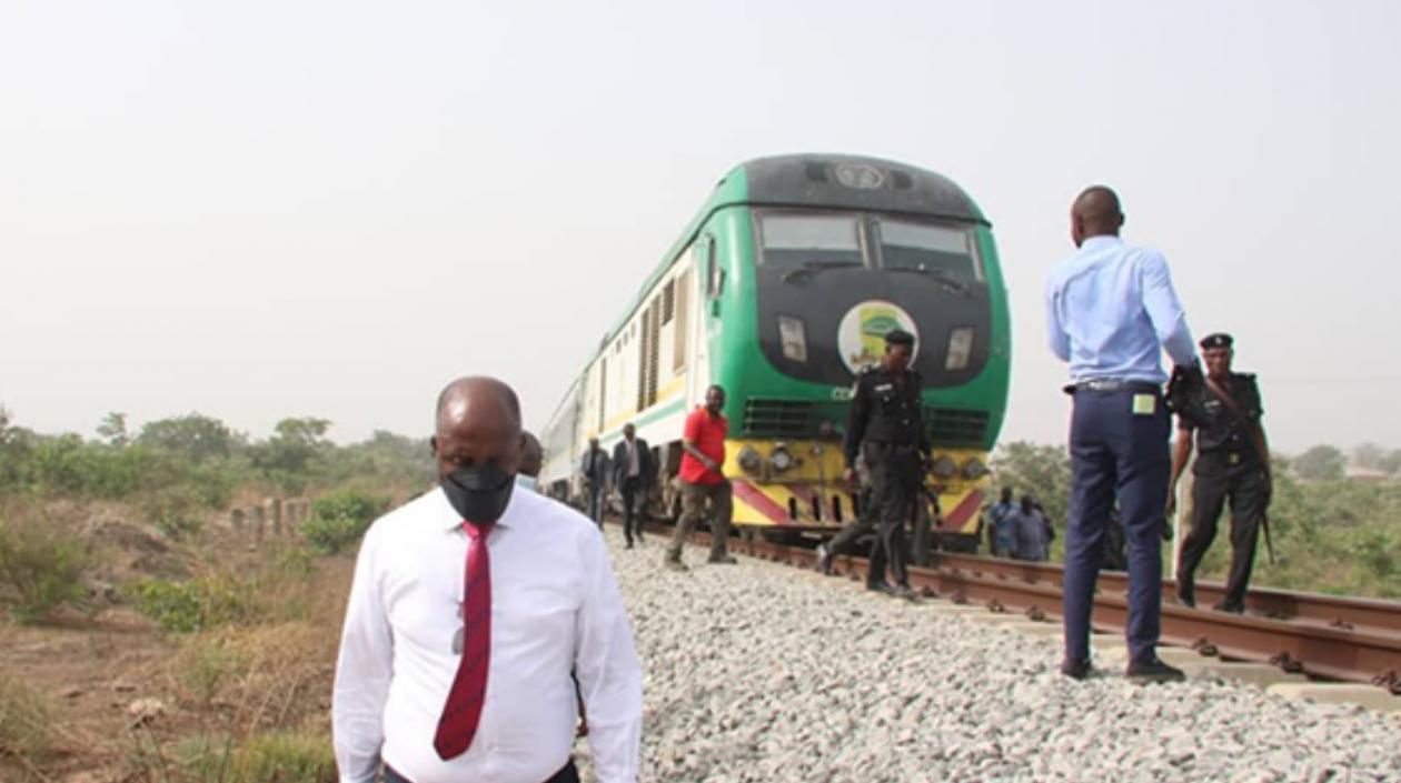 Liberan a 11 pasajeros de un tren secuestrado desde marzo en Nigeria