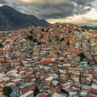 Aprender música en la calle, un regalo para niños de una favela de Caracas