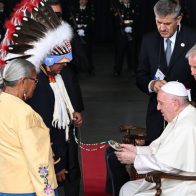 Papa Francisco recibió la bienvenida de los indígenas en Canadá