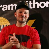 Residente es coronado como el rey de la fiesta del Río Babel