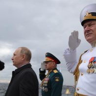 El presidente Vladimir Putin preside un desfile naval con motivo del Día de la Armada