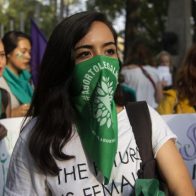 Condenan joven a 50 años de prisión por aborto espontaneo en El Salvador