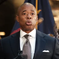 Alcalde de Nueva York defiende a dominicano que mató a atacante en su tienda