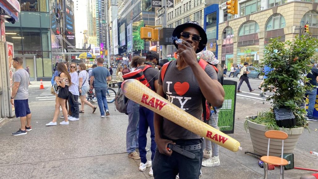 Alcalde de Nueva York dice que la ciudad huele a marihuana