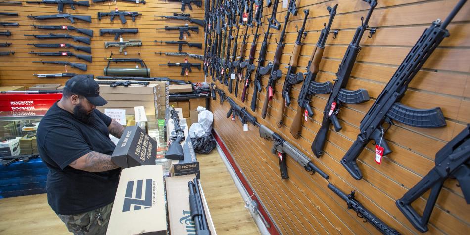 Cámara Baja de EEUU apoya prohibir las armas de asalto