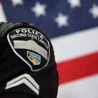Arizona prohíbe a los ciudadanos grabar de cerca a los policías