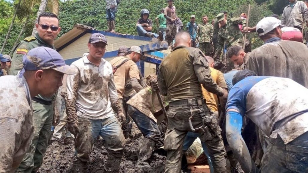 Mueren tres niños tras derrumbe en una escuela en Colombia
