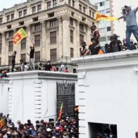Multitud asalta casa de gobierno de Sri Lanka y saca corriendo al presidente