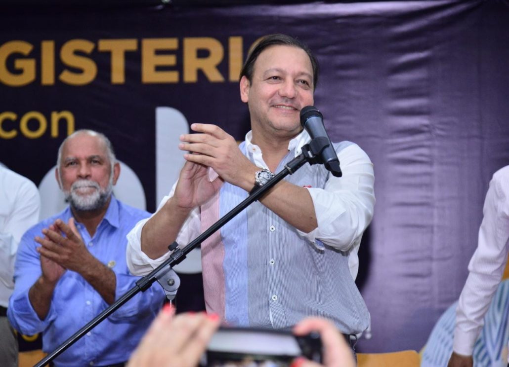 Abel Martínez juramenta equipos de campaña sector magisterial en SD