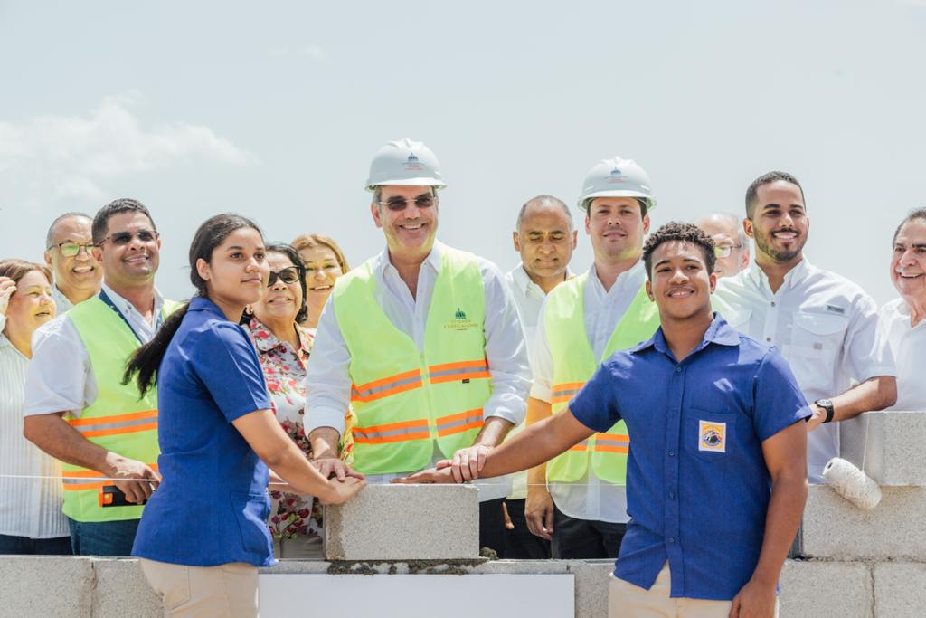 Presidente Abinader da inició a construcción de la UASD en Baní