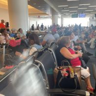 Cientos de pasajeros con destino a RD varados en NYC por retrasos en JetBlue