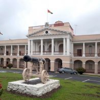 Suspenden 8 legisladores en Guyana por “pelea” en Parlamento