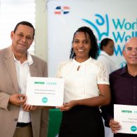 Ejecutivo de AIB entrega certificación por capacitación de 50 mujeres