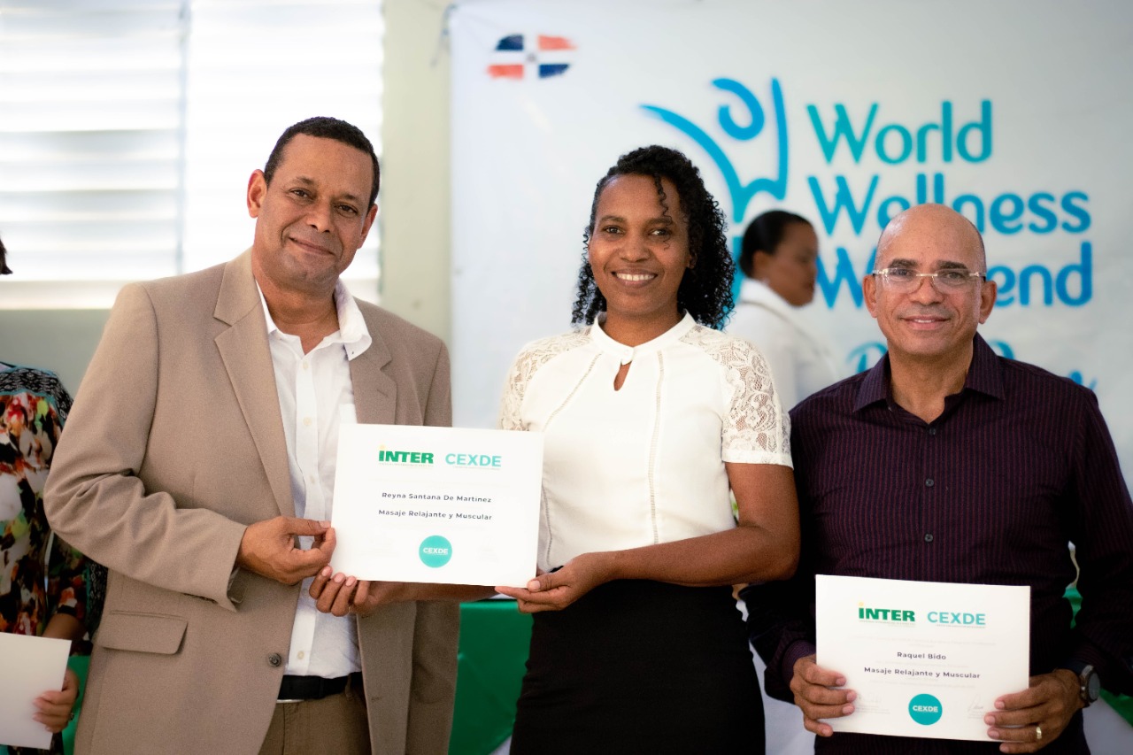 Ejecutivo de AIB entrega certificación por capacitación de 50 mujeres
