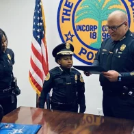 Un niño con un tumor cerebral cumple en Miami su deseo de ser policía
