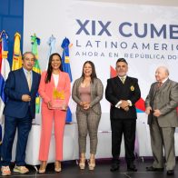 Colombia Alcántara recibe el premio "Líder de opinión pública"