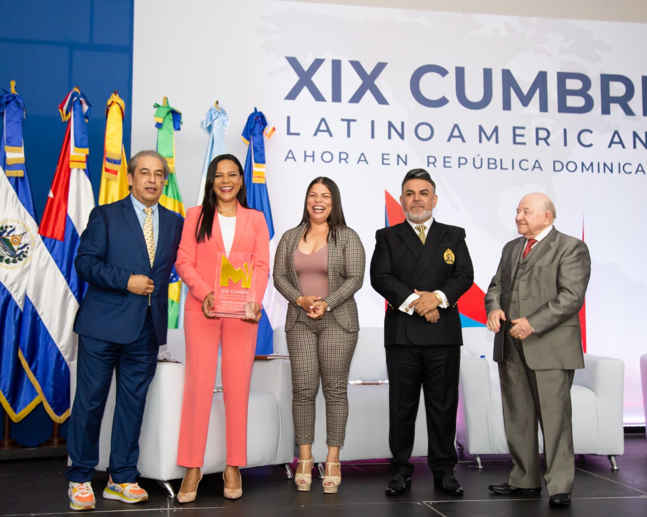 Colombia Alcántara recibe el premio "Líder de opinión pública"