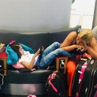 Joven varada en aeropuerto de Estambul junto a su hija de 7 años pide ayuda para regresar al país