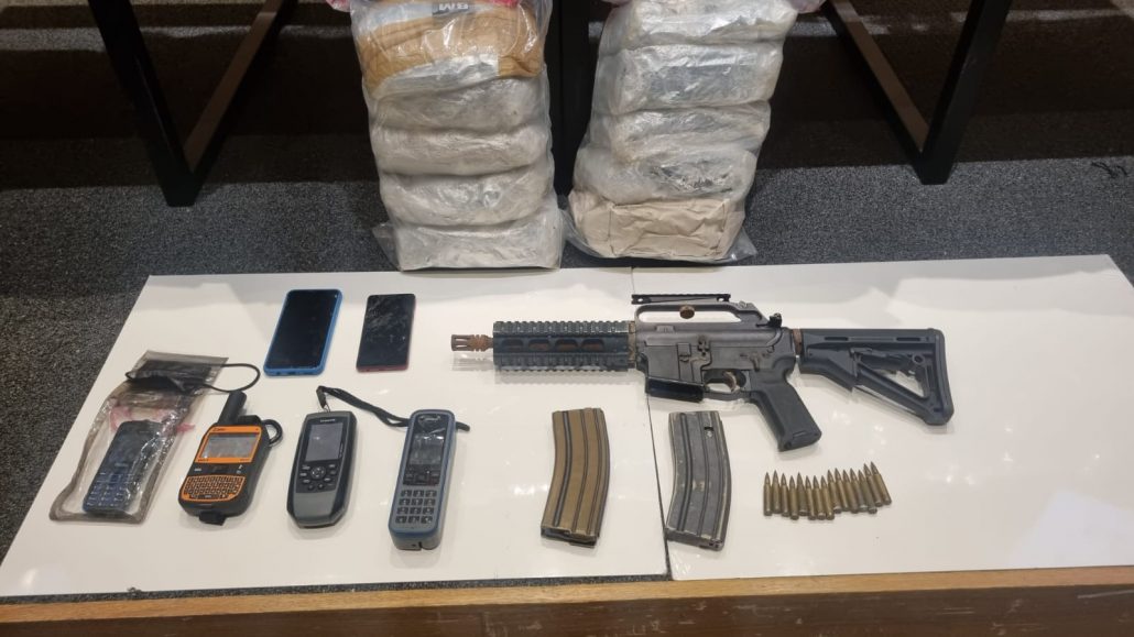 Incautaron 321 paquetes presumiblemente cocaína y diez pacas de un vegetal que aparenta ser marihuana en Barahona. #DeÚltimoMinuto #ElPeriódicodelaVerdad