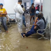 Fuertes lluvias provocan inundación en emergencia del Hospital Jaime Oliver Pino