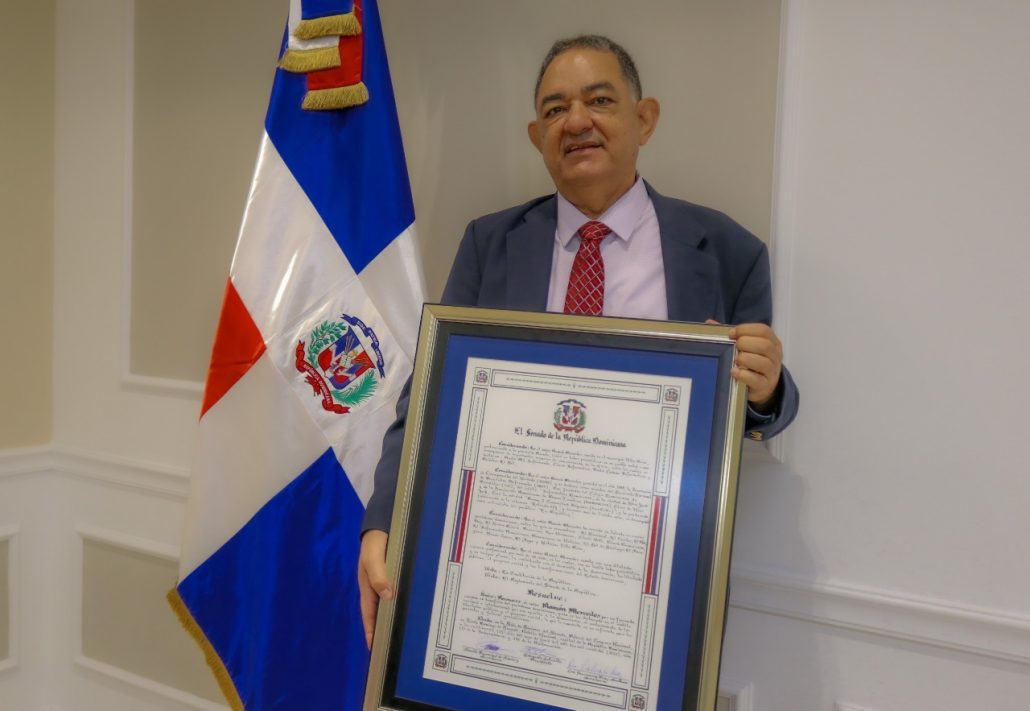 Senado reconoce al periodista Ramón Mercedes