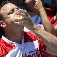 "El rey de los glotones" revalida su título de comer hot dogs en Nueva York