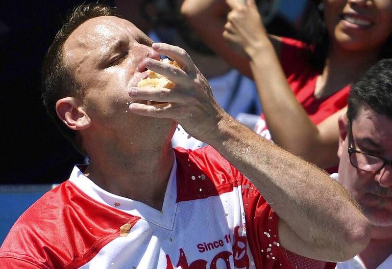 "El rey de los glotones" revalida su título de comer hot dogs en Nueva York